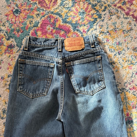 90s Vintage Levi’s 512 High-Waisted Mom Jeans – Classic Medium Wash Denim - Picture 6 of 8